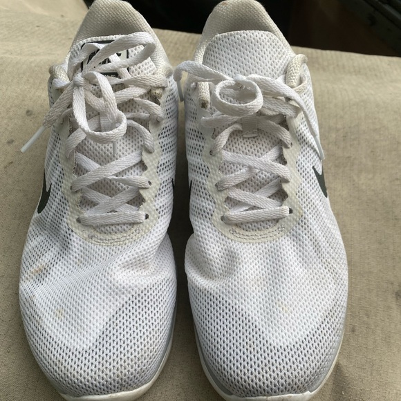 Used good condition women’s Nike size 9 shoes. - Picture 3 of 4